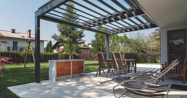 תאורת אווירה מול תאורה פונקציונלית: מה ההבדל ואיך משלבים ביניהן?